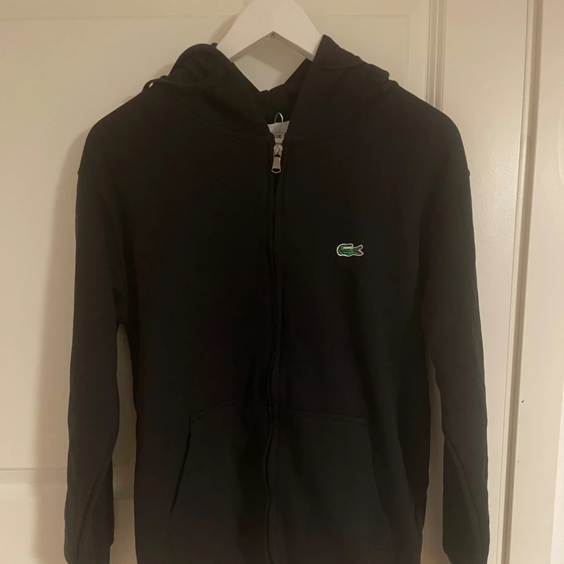 Svart hoodie från Lacoste med dragkedja - 1
