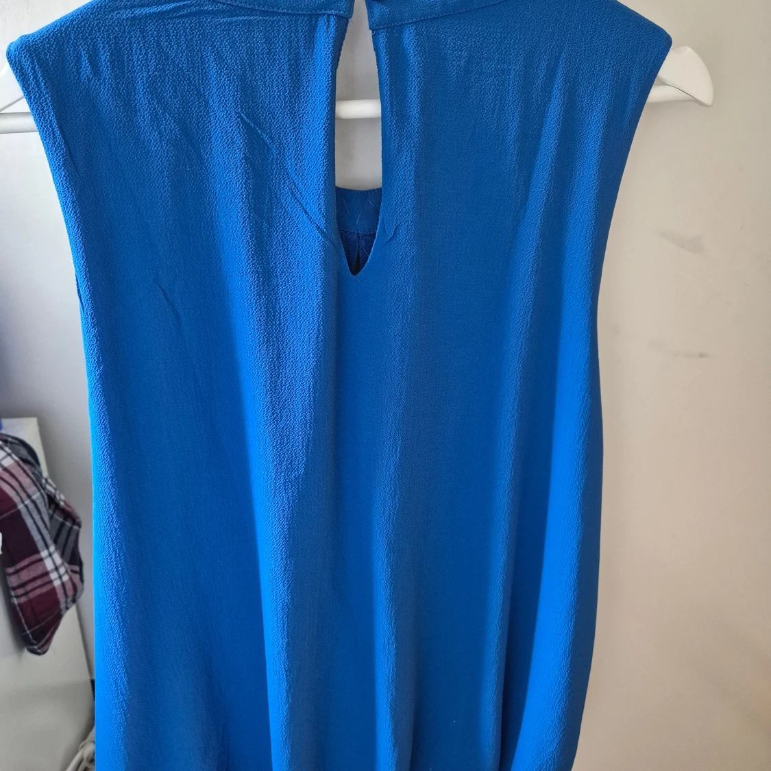 Blå ärmlös blus med silverkedja - 1