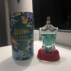 Jean Paul Gaultier Le Beau Paradise - ”Jean Paul Gaultier Le Beau Paradise Garden” är perfekt för dig som är i tonåren och vill ha en doft som sticker ut litegrann och den är för någon som gillar sommardofter men funkar även till andra årstider också, håller länge och luktar gott, skulle gissa på att det är ungefär 85-90 ml kvar i flaskan , tveka inte på att höra av er 😁