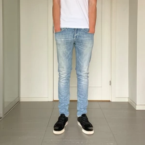 Dondup George jeans  - Säljer nu dessa Dondup George jeans i bra skick bortsett från att dem har blivit lagade i skrevet med professionell hjälp, skriv för fler bilder/frågor🙌🏼