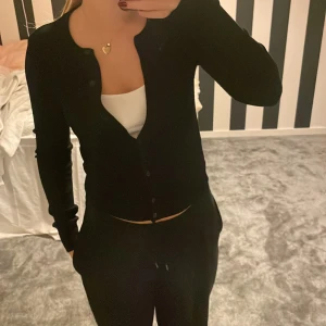 Svart kofta från H&M XS - Svart, enkel och stilren kofta från H&M i storlek XS. 