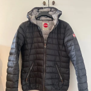 Svart pufferjacka från Colmar - Svart pufferjacka från Colmar med huva och quiltad design. Skick 8/10, pris går självklart att diskutera! 