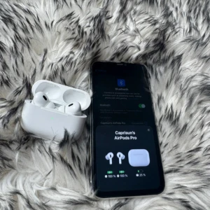 AirPods Pro - Snyggast och välbevarade Apple AirPods Pro med laddningsetui. Trådlösa hörlurar med aktiv brusreducering och bekväm passform. Fungerar utmärkt och är kopplade till iPhone på bilderna. Inga synliga repor eller skador, ser ut att vara i mycket gott skick.