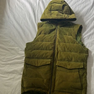 Grön manchester väst  från Stenströms - Snygg manchester väst från Stenström. Perfekt nu till hösten då den är väldigt varm. Inte använd mycket. Nypris 4299kr. Bara att skriva om du har en fråga