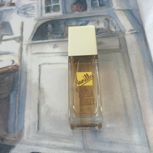 Alyssa Ashley Vanilla Parfym - En parfym från Alyssa Ashley med tydlig vaniljprofil. Flaskan är smidig och lätt att ta med. Tillverkad i Italien.