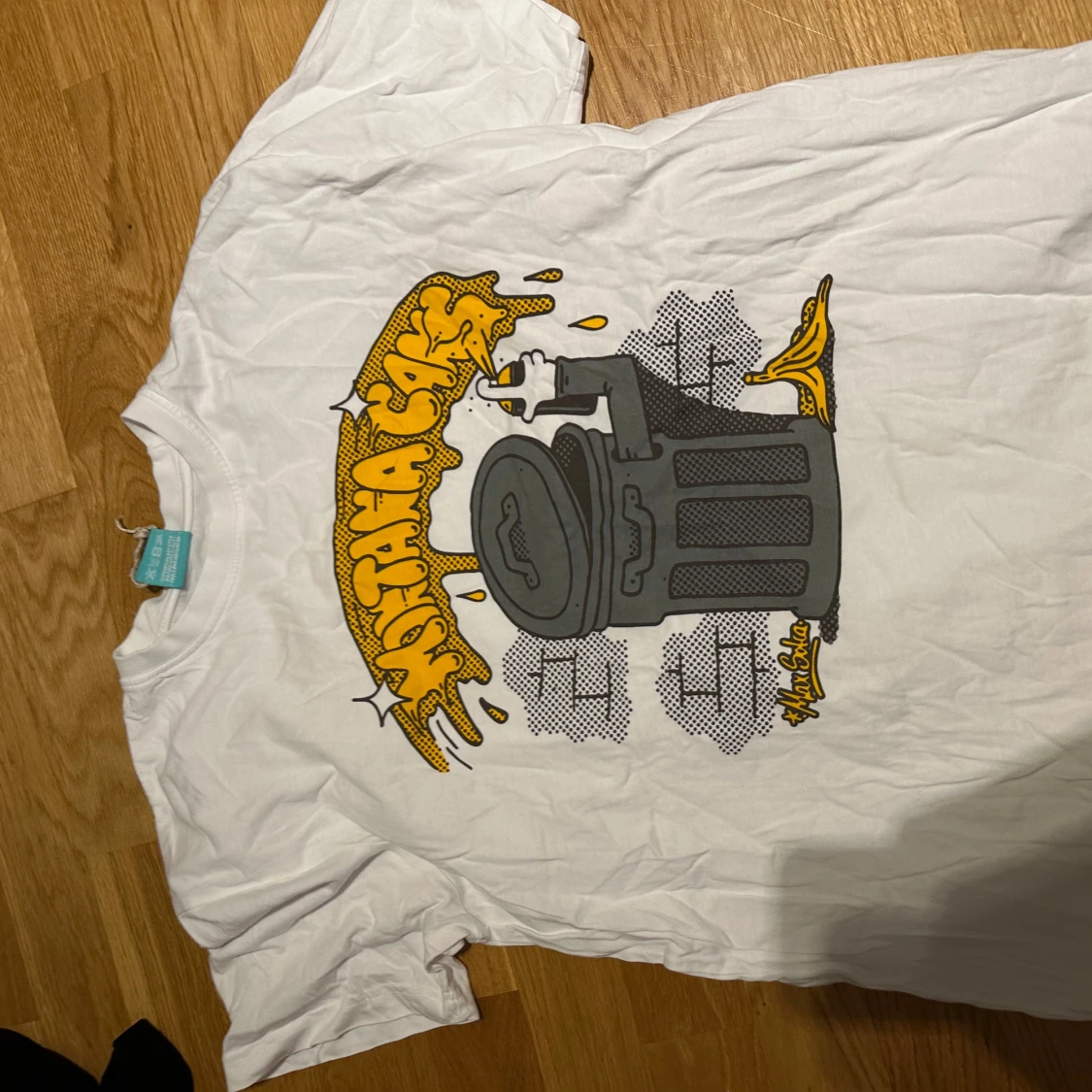 Vit t-shirt med trash can-grafik - 2