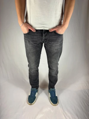 Dondup jeans  - Dondup jeans | pris = 599 kr | storlek 32 | modellen är 178 cm | hör av dig vid minsta fundering! 