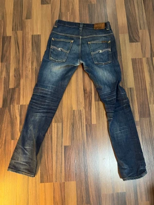 Nudie jeans - Snygga nudies med vit brodering på bakfickor. Säljes då dom ej passar mig längre. Kontakta mig för fler bilder eller funderingar🤝