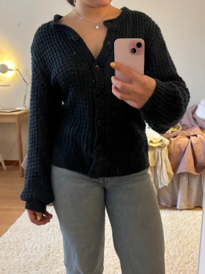 Stickad kofta från Filippa K - Mysig mörkblå stickad kofta från Filippa K i storlek S. Koftan har grovstickad struktur, långa ärmar och knappar framtill. Köpte för 800kr men lite slitage på ärmarna så säljer för 300kr🩵