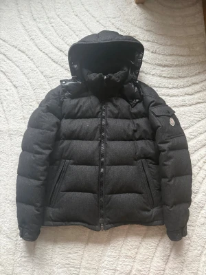 Moncler Montgenevre Grå - Nypris 24000kr! Sjukt eftertraktad och fet färg! Finns enstaka märke på bröstet, annars i nyskick! Oseriösa bud och brevkompisar ignoreras! Size 3 fits S/M