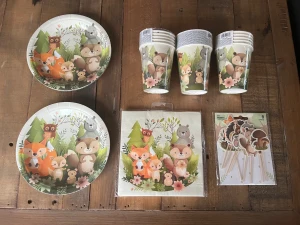 Engångsartiklar  - Engångsartiklar med skogstema ”skogens vänner”. 18 engångstallrikar, 15 muggar, 10 servetter och 9 dekorationspinnar.