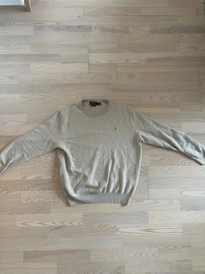 Ralph Lauren Polo Crewneck Knit - Säljer nu denna Ralph Lauren Polo Crewneck knitten I storlek L. Skick 10/10. Nypris: 2395kr   Vårt pris:449kr   Hör gärna av er vid minsta fundering! ”Priset kan diskuteras vid snabb affär”