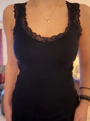 Svart linne med spets från vero moda - Svart linne från vero moda med spets