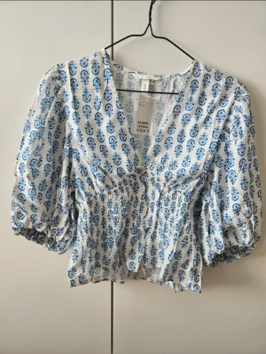Mönstrad blå blus HM - Populär blå blus från hm🩵 bra skick! Storlek M