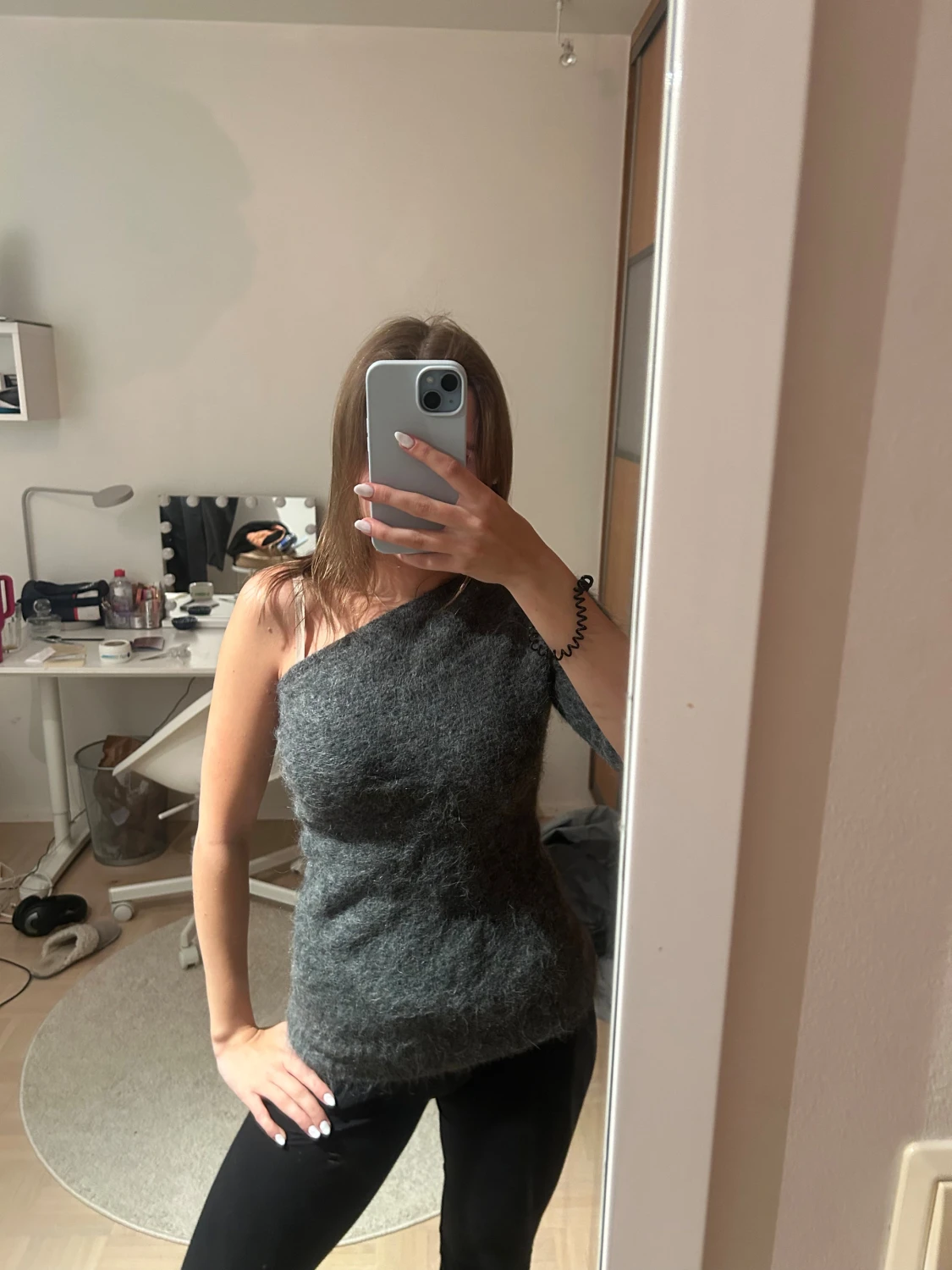 Mörkgrå oneshoulder topp från Zara - 1