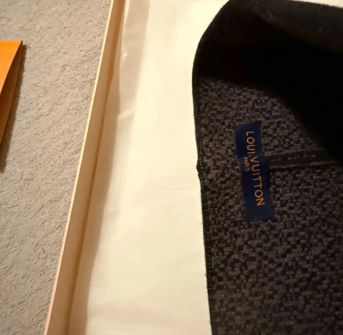 L.V stickad mössa med blå kant - 3