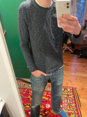 Samsoe Samsoe randig tröja - En riktigt snygg randig tröja från Samsoe Samsoe storlek M herrar, den passar riktig bra under en cardigan som du ser på andra bilden. Hojta till om du har några frågor🦃