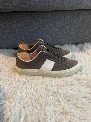 Tom Ford Cambridge skor - Hej, säljer nu mina Tom Ford Cambridge skor. Otroligt bra skick, använda någon enstaka gång. Garanterad äkthet. Finns även kvitto/köpebevis som intygar på detta. Storlek 9,5 vilket motsvarar 43. Otroligt sällsynt färg! Hör gärna av dig vid eventuella frågor! /SR