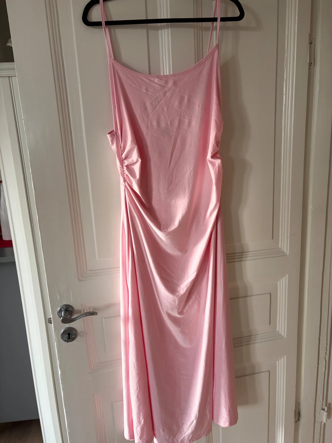 Snygg glansig klänning  - 1