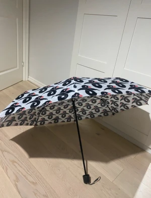 Paraply ☂️ 🌂  - Inga tecken på defekt, knappt använd.