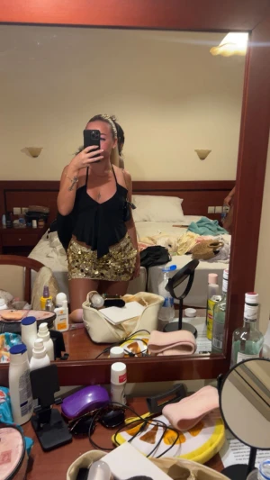 Guldig paljettkjol mini - Säljer en glittrig kort kjol täckt med guldiga paljetter. Kjolen är en riktig statement piece med tajt passform och mini-längd, perfekt för att sticka ut på nästa fest eller event. Supersnygg att matcha med en enkel topp och klackar.