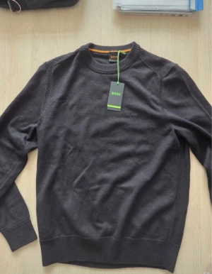 Stickad tröja Hugo Boss - Står M på etiketten men passar snarare S då den inte är stretchig. 60% ull och 40% akryl polyester