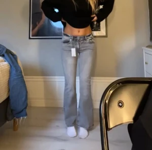 Bootcut grå jeans  - Snygga grå bootcut jeans med low-waist från lager 157 som jag tidigare köpt på plick första bilden är även av tjejen jag köpte från för 400kr men säljer pga av att jag inte känner mig så bekväm i byxorna. Dom är använda 5-6 gånger storlek S men som nya. Jag står inte för frakten!