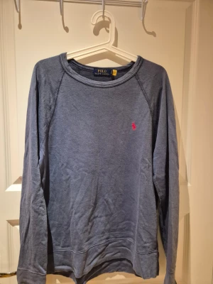 Blå Ralph Lauren tröja - Snygg blå tröja från Ralph Lauren. Använd men fortfarande I mycket bra skick.  Storlek S