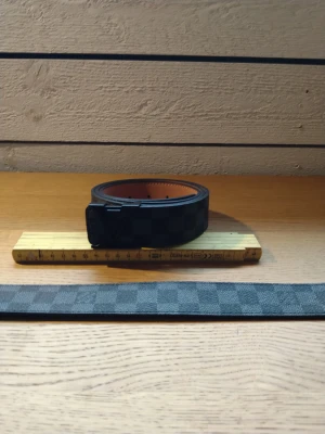 LV Bälte - Snyggt bälte med svart spänne