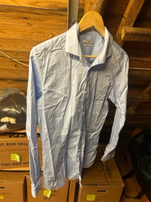 Jack and Jones Premium skjorta strlk M - Säljer min Jack and Jones skjorta av deras premium kollektion. Jag har använt den ett par gånger och den är i gott skick. Jag säljer pga att den är för liten och nypriset var ca 600kr. 