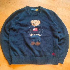 Ralph Lauren Polo Bear Sweater🐻 – Strl S – Superbra skick! - Säljer min äkta Ralph Lauren Polo Bear USA-sweater i storlek S. Den ikoniska modellen med björnen som bär USA-flaggan – väldigt eftertraktad och svår att få tag på.  Skick: 9/10, superbra och välvårdat. Nypris: ca 7200 kr. Mitt pris: 1799 kr, kan sänkas vid snabbt köp 💸  Inga hål, inga fläckar, inget slitage på broderiet. Bara använt försiktigt. Passar perfekt om du gillar klassisk Polo-stil eller samlar på Bear-plagg.  🚚 Skickar snabbt ❓ Fråga gärna om fler bilder eller mått 🤝 Pris kan diskuter