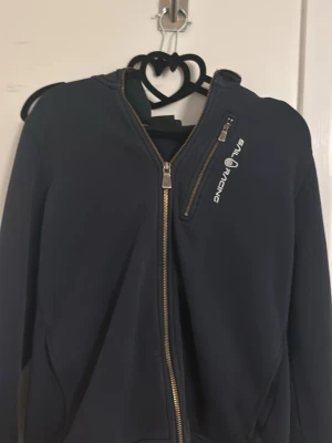 Sail Racing kofta - Jag säljer en sail racing kofta för ett ganska bra pris en ny kostar 1000kr och jag planerar att sälja den för 400kr. Men om någon vill diskutera om priset så går det också. 