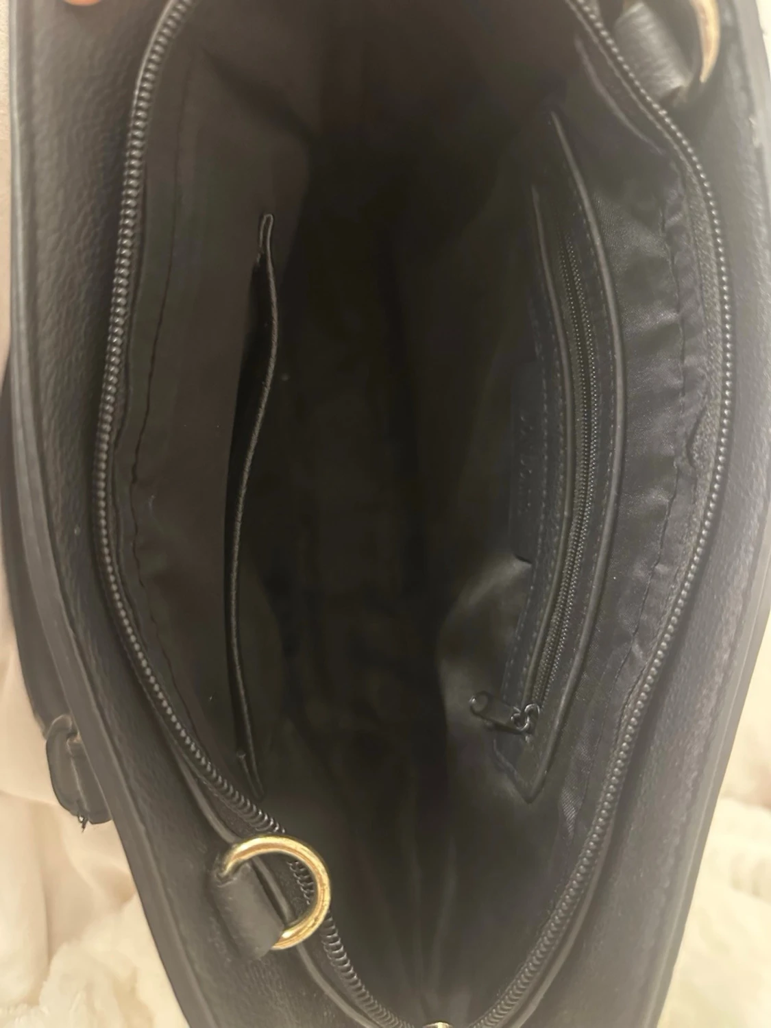 Svart handväska med gulddetaljer - 4