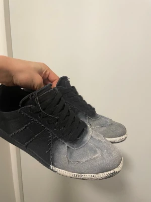 Maison Margiela Gats - Snygga masion margiela skor som jag köpte på vinted så är osäker om äktahet men den har låda, påse och kvitto. De är lite trasiga i hällen men de går inte igenom skorna. Är oftast aktiv så kan svara på frågor och pris kan diskuteras.