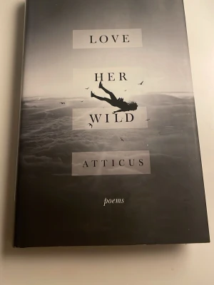 Love Her Wild - En samling moderna, känslosamma dikter av Instagram-poeten Atticus. Perfekt för dig som gillar korta, träffsäkra texter om kärlek, livets magi och hjärtesorg. Boken passar unga vuxna som vill inspireras och känna igen sig i poetiska ögonblick.