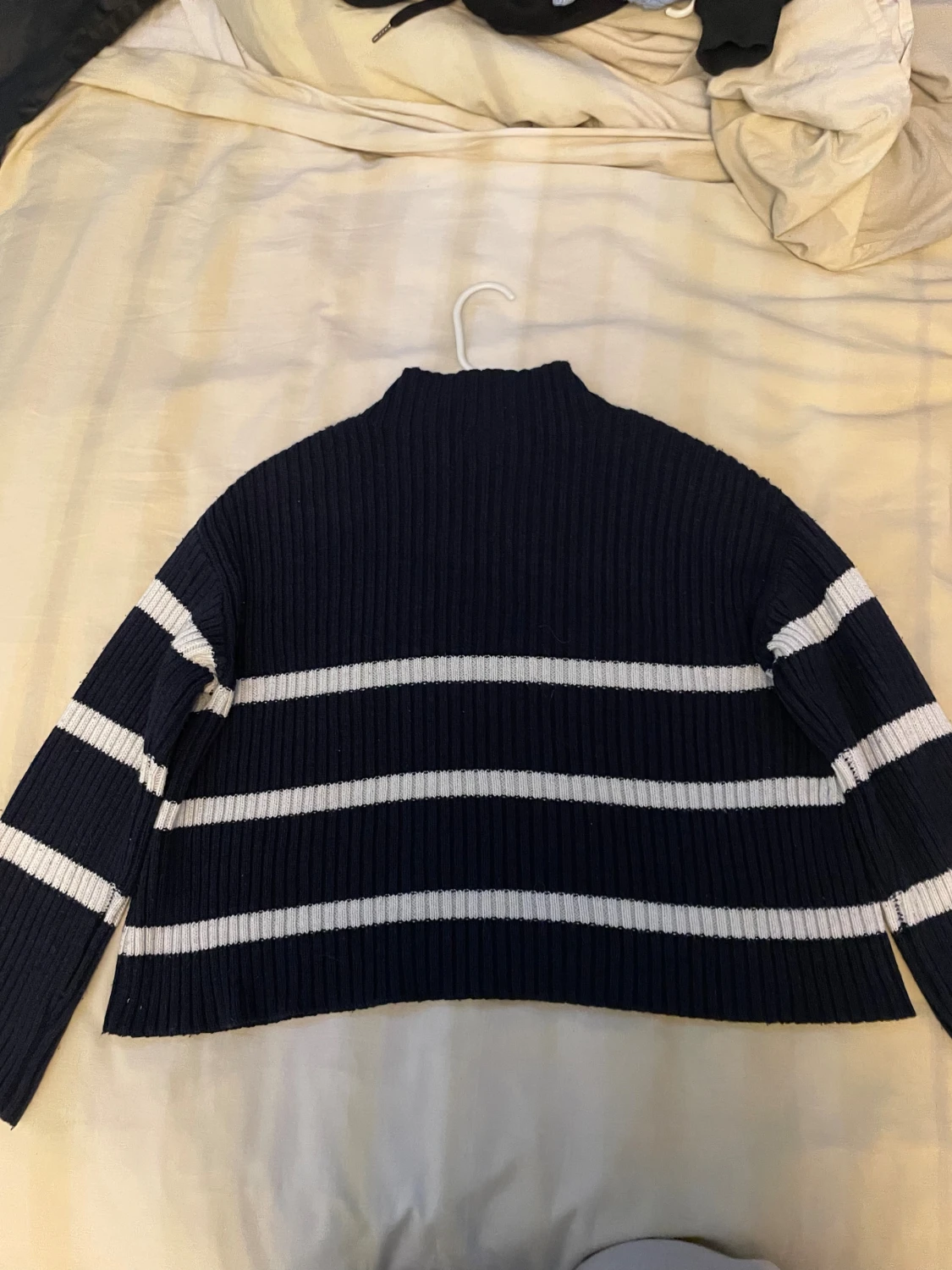 Randig mörkblå stickad tröja - 1