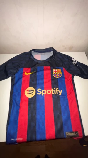 Barcelona T-shirt. Lewandoski  - Den är väldigt finish nu utan prislapp. Jag är säker att du kommer gilla den.