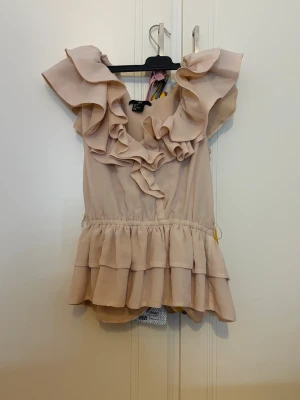 Beige/rosa volangblus från H&M, strl 36 - Supersöt beige/rosa blus från H&M i storlek 36❣️Perfekt till vår och sommar🌸🌸
