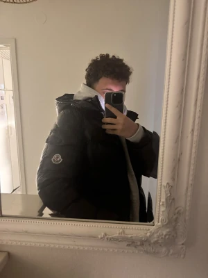 Moncler Maya - Moncler Maya, NFC och QR koden funkar, inga defekter/skador, Moncler taggarna är kvar, säljer pga passform. Priset är justerbart, hör av dig vid funderingar!