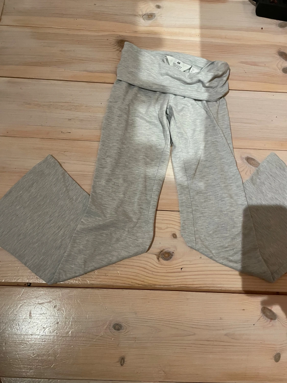 Grå bootcut mjukisbyxor från H&M - 3