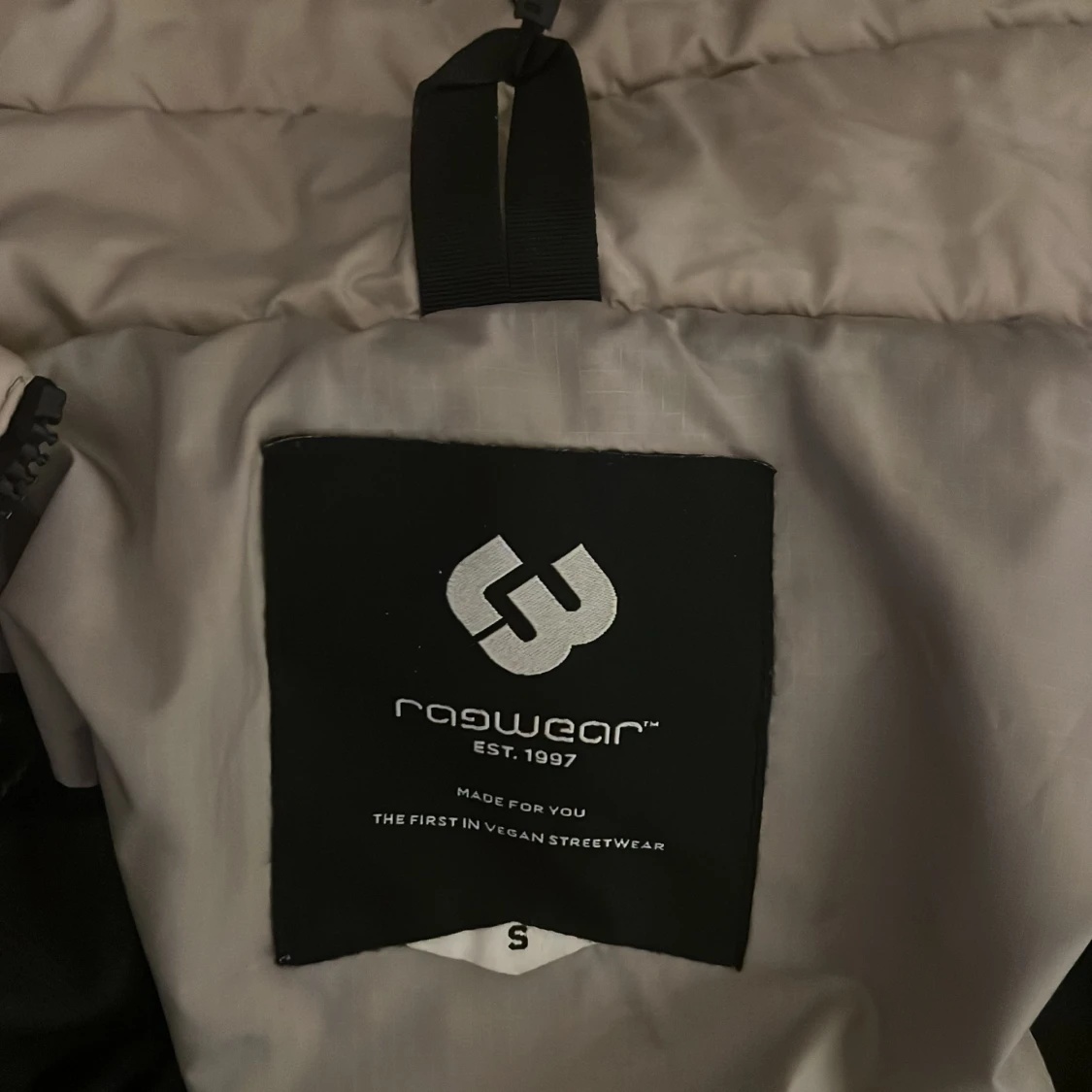 Beige lång pufferjacka från Ragwear - 2