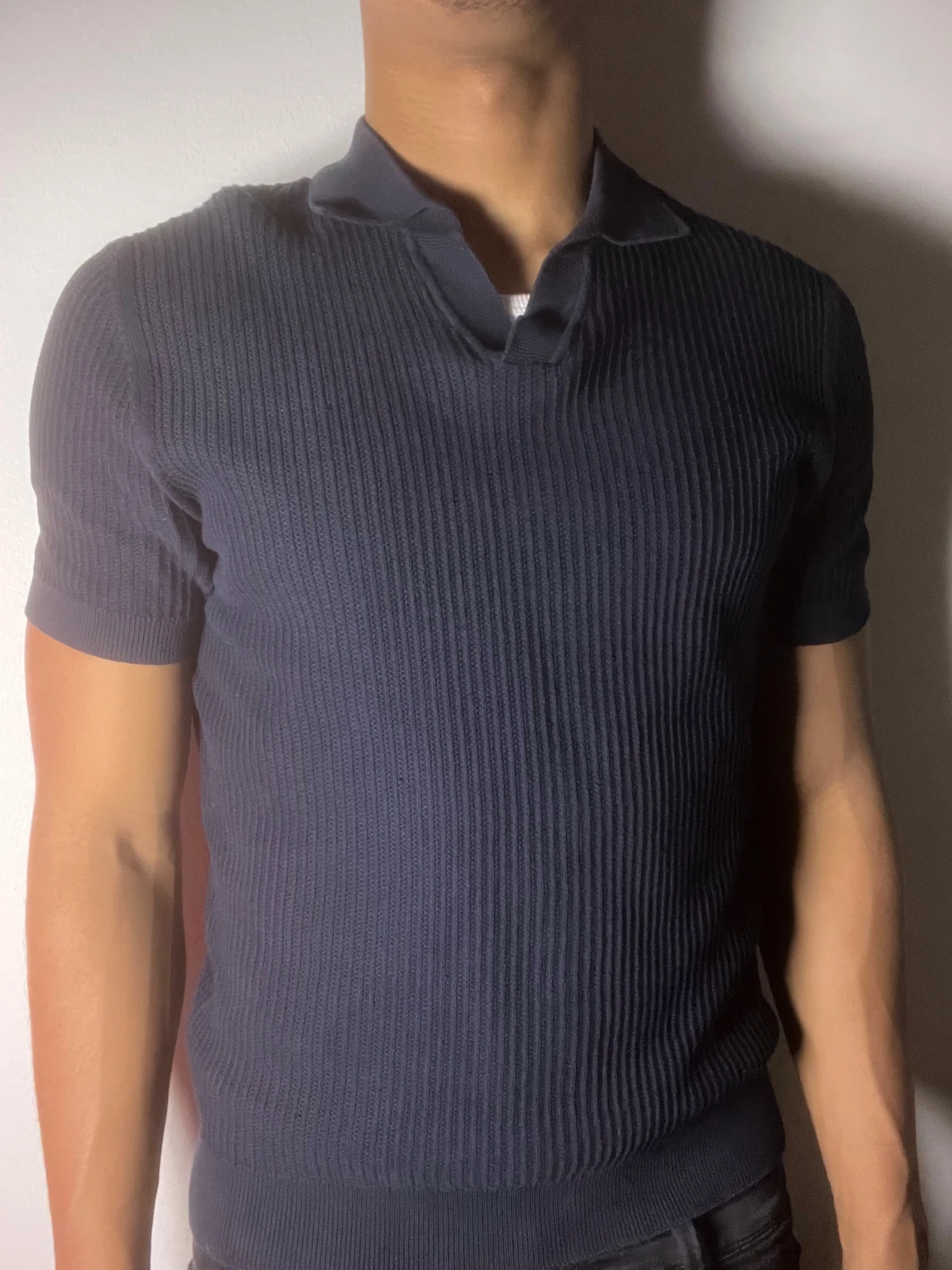 Mörkblå ribbad polotopp från MANGO