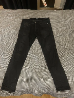 Svarta Replay Anbass jeans, storlek 31 - Svarta replay ambass, storlek 31/30. Skick 7/10. Har inte använts på något år eftersom de är för små men extremt skönt material som sitter perfekt.