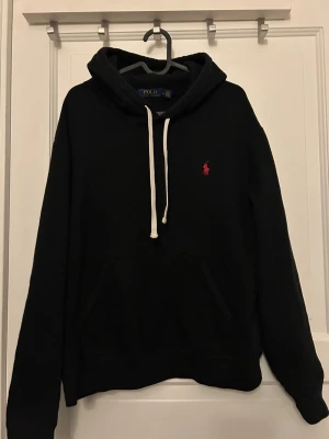 Svart Ralph Lauren hoodie - Stilren Ralph lauren hoodie som är i mycket bra skick. Knappt använd då den är lite för liten för mig.