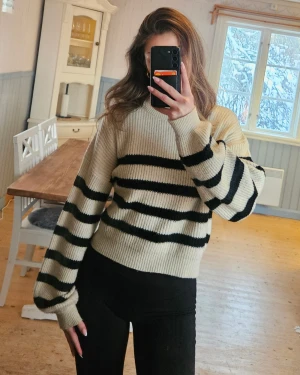 Randig stickad tröja - Jättefin stickad tröja från Nelly i mjukt material. Väldigt bra skick då den sällan kommit till användning. 🩷