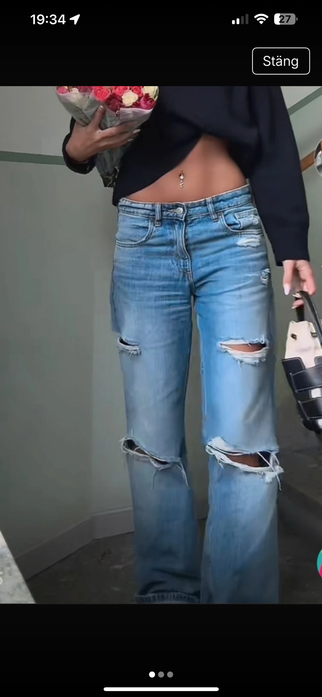 Lågmidjade ljusblå wide jeans med slitningar
