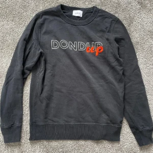 Dondup sweatshirt  - En fet dondup tröja i bra skick i storlek S. Säljer för 450