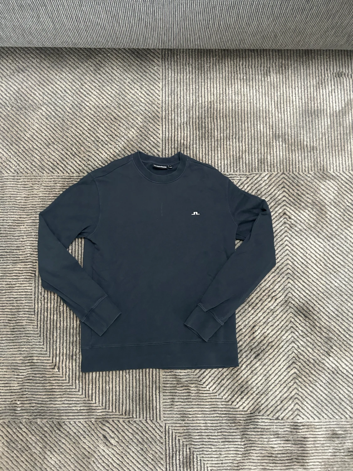 Mörkblå sweatshirt från J.Lindeberg