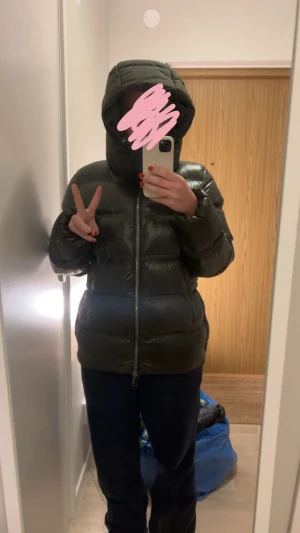 Grön pufferjacka med huva från massimo dutti  - Säljer en grön pufferjacka med huva och dragkedja framtill. Jackan är quiltad och har en glansig finish som ger en cool vibe. Perfekt för kalla dagar när du vill hålla dig varm och ändå se snygg ut. Passformen är normal och jackan har långa ärmar. Jackan går inte att få tag på länge, lite osäker på storleken då det inte står något men tror det är S!!🙌🏼🙌🏼💞Inga hål eller liknande!!