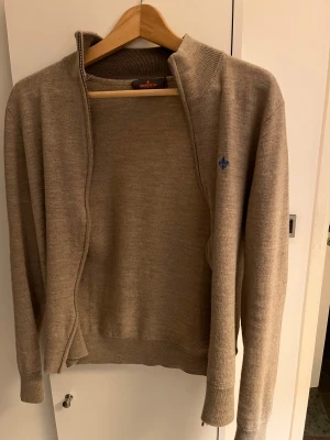 Beige merinoull kofta från Morris - Säljer en beige kofta från Morris i 100% merinoull.  Den har krympt lite så passar xs. Hör av dig vid frågor!